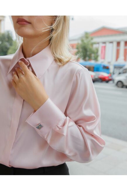 Женская блуза из шёлка в пудровом цвете с универсальной манжетой 8629 от byME 