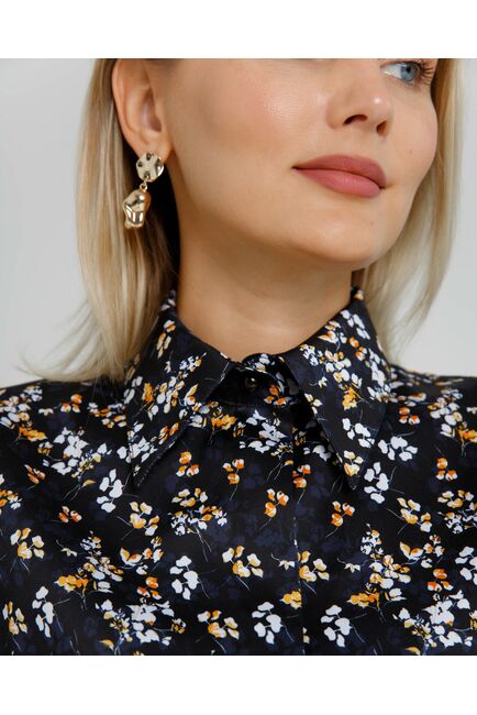 Женская рубашка с пышным рукавом с супатной застёжкой в чёрном цвете с цветами  - 8637 от byME 