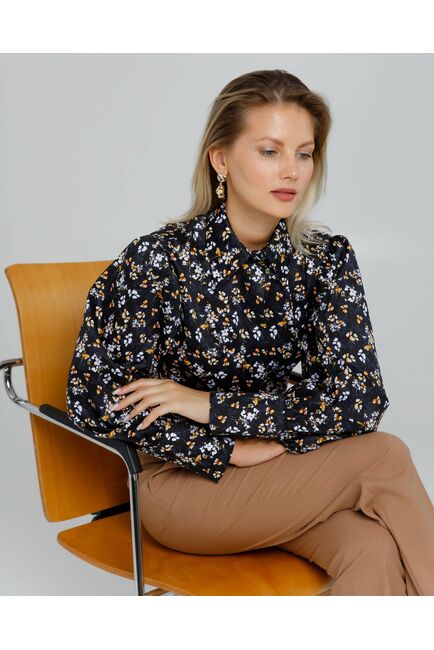 Женская рубашка с пышным рукавом с супатной застёжкой в чёрном цвете с цветами  - 8637 от byME 