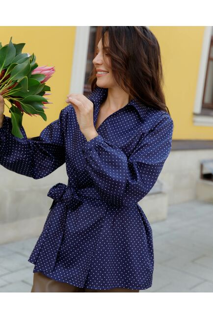 Женская рубашка на запах из хлопка сатиного плетения синяя в белый горошек  - 8604 от ByME 