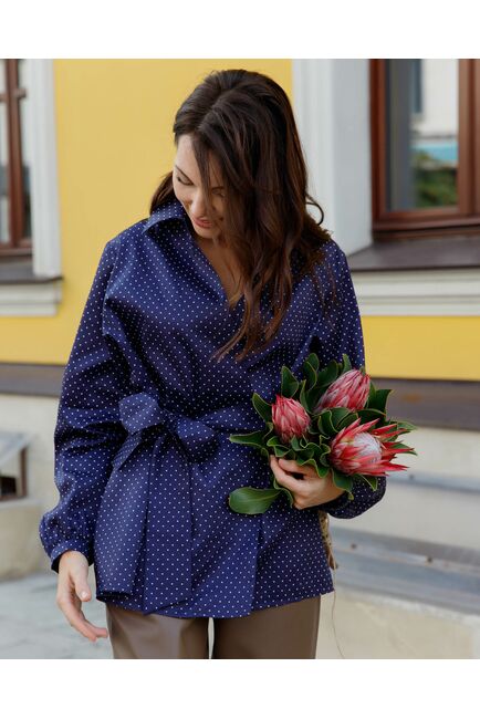 Женская рубашка на запах из хлопка сатиного плетения синяя в белый горошек  - 8604 от ByME 