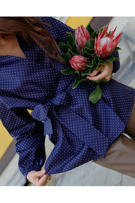 Женская рубашка на запах из хлопка сатиного плетения синяя в белый горошек  - 8604 от ByME 