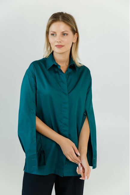 Женская рубашка  прямого кроя бутылочного цвета с пуговицами вдоль рукава 8634 от byME 