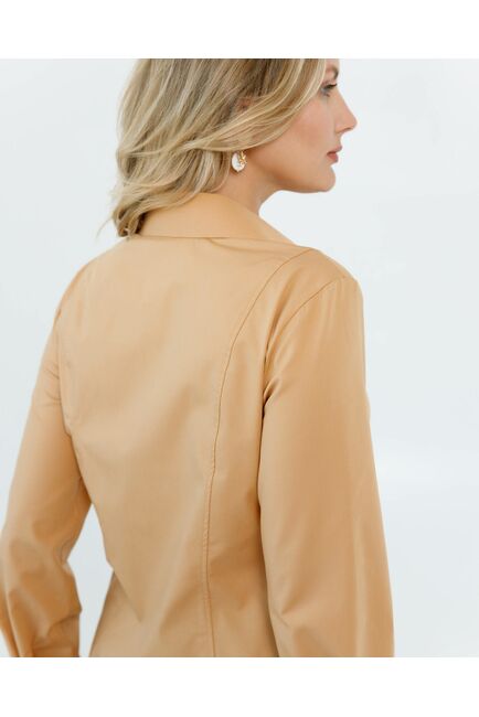 Женская рубашка приталенная под пуговицы в бежевом цвете - 8640 от byME 