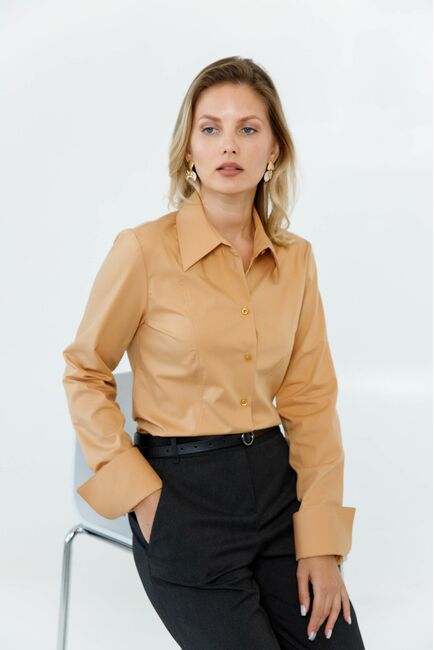 Женская рубашка приталенная под пуговицы в бежевом цвете - 8640 от byME 