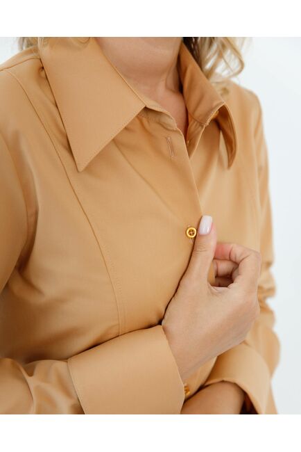 Женская рубашка приталенная под пуговицы в бежевом цвете - 8640 от byME 
