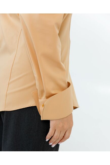 Женская рубашка приталенная под пуговицы в бежевом цвете - 8640 от byME 