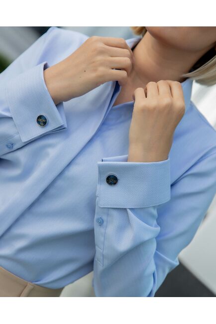 Женская рубашка под запонку голубая из фактурной ткани - 8658 от byME 