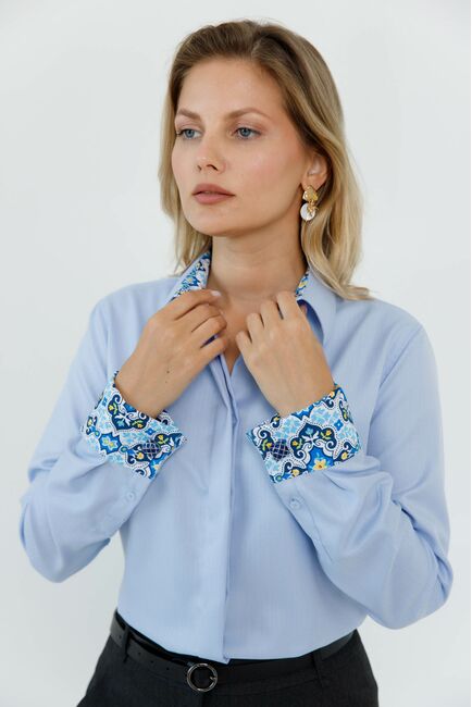 Женская рубашка голубая под запонку с супатной застежкой с отделкой-8662 от byME 