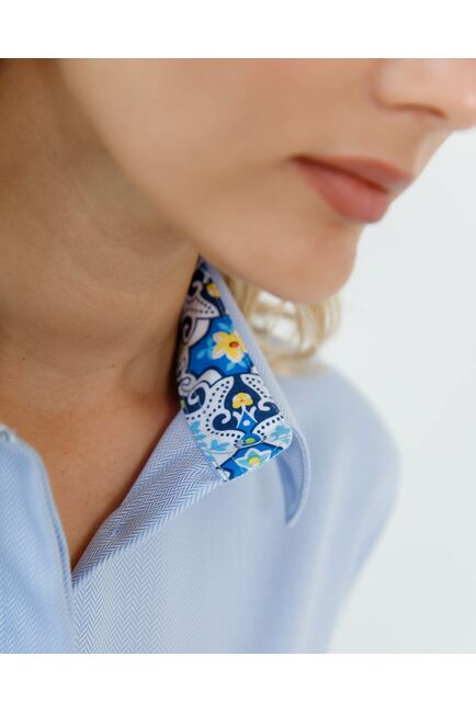 Женская рубашка голубая под запонку с супатной застежкой с отделкой-8662 от byME 