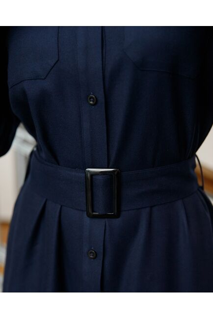 Платье-рубашка с поясом прямой силуэт тёмно-синия - 8460 от byME 