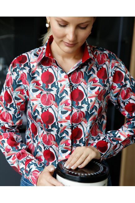 Женская рубашка из хлопка в полуприталенном силуэте принт гранаты под пуговицы от byME 