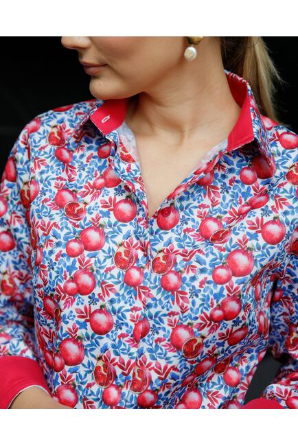 Женская рубашка в полуприталенном силуэте принт гранаты под пуговицы от ByME 