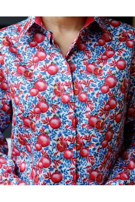 Женская рубашка в полуприталенном силуэте принт гранаты под пуговицы от ByME 