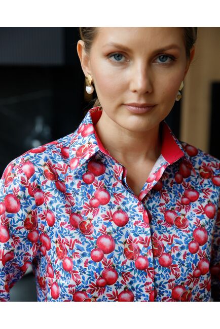 Женская рубашка в полуприталенном силуэте принт гранаты под пуговицы от ByME 