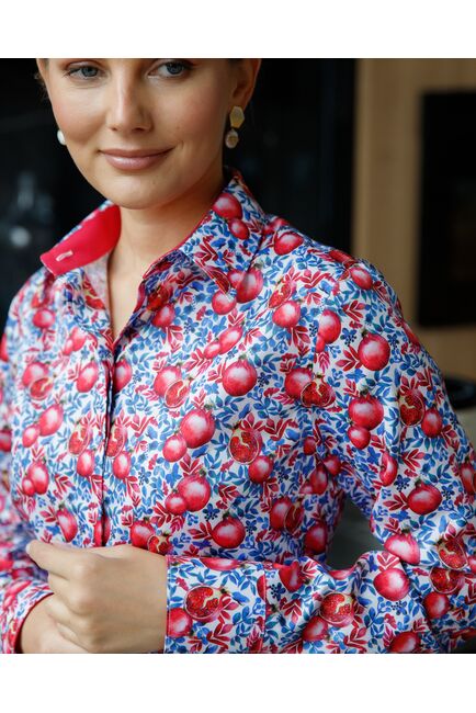 Женская рубашка в полуприталенном силуэте принт гранаты под пуговицы от ByME 