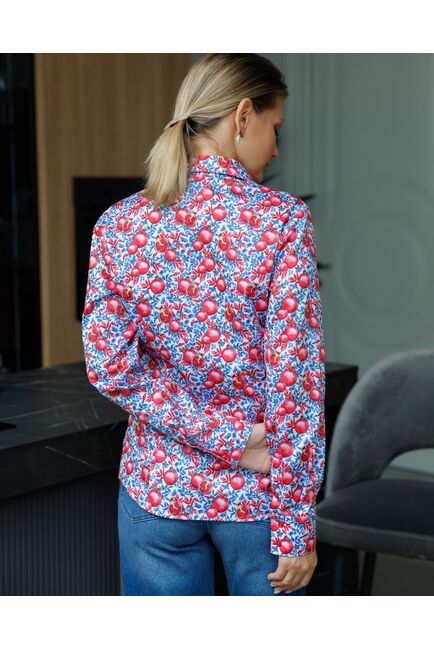 Женская рубашка в полуприталенном силуэте принт гранаты под пуговицы от ByME 