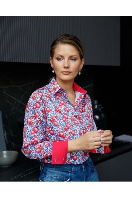 Женская рубашка в полуприталенном силуэте принт гранаты под пуговицы от ByME 