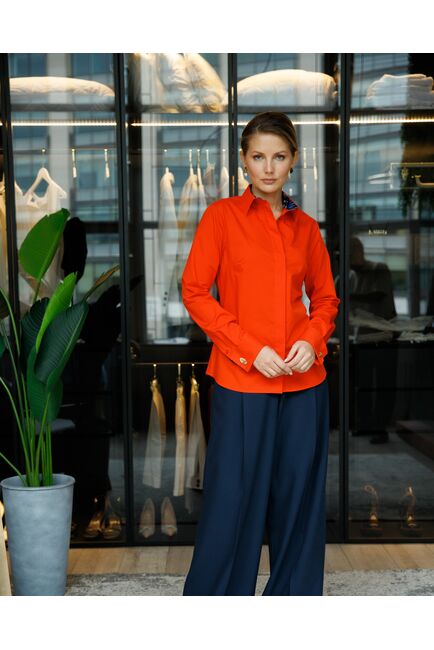 Женская рубашка в приталенном силуэте с отделкой протеи под запонки 8682 от byME 