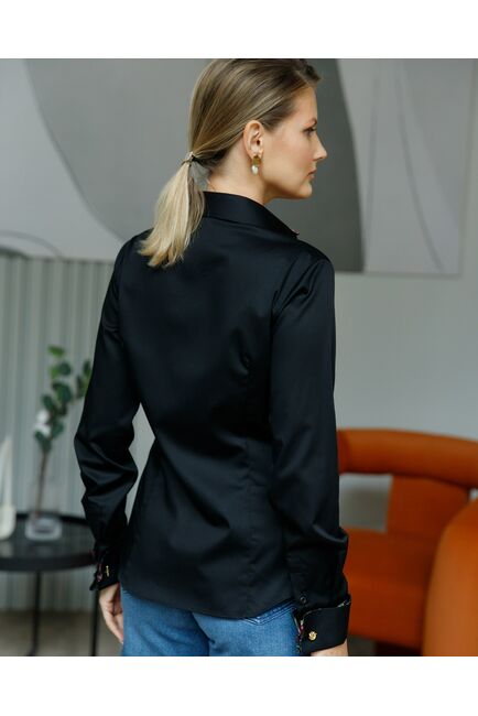 Женская рубашка в полуприталенном силуэте с отделкой цветы под запонку-8683 от byME 