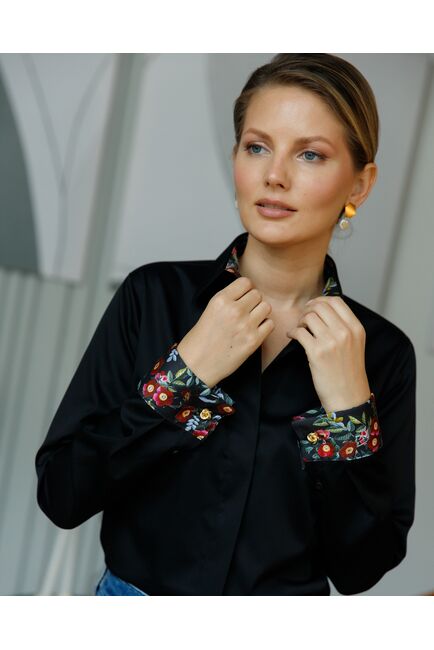 Женская рубашка в полуприталенном силуэте с отделкой цветы под запонку-8683 от byME 