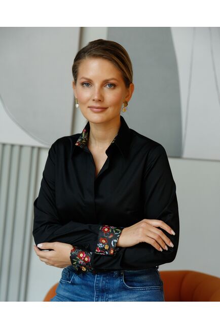 Женская рубашка в полуприталенном силуэте с отделкой цветы под запонку-8683 от byME 