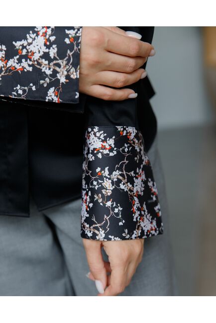 Женская рубашка в полуприталенном силуэте из  хлопка  с отделкой цветы под запонки  8684 от byME 