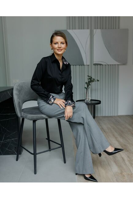 Женская рубашка в полуприталенном силуэте из  хлопка  с отделкой цветы под запонки  8684 от byME 