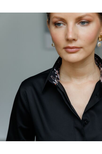 Женская рубашка в полуприталенном силуэте из  хлопка  с отделкой цветы под запонки  8684 от byME 