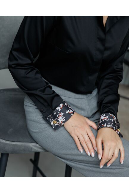 Женская рубашка в полуприталенном силуэте из  хлопка  с отделкой цветы под запонки  8684 от byME 