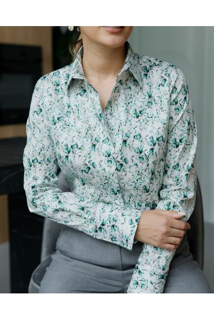 Женская рубашка-8687 в полуприталенном силуэте принт цветы под пуговицы от ByME 