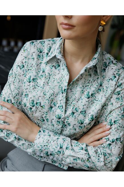 Женская рубашка-8687 в полуприталенном силуэте принт цветы под пуговицы от ByME 