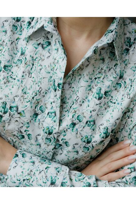 Женская рубашка-8687 в полуприталенном силуэте принт цветы под пуговицы от ByME 