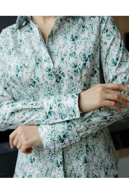 Женская рубашка-8687 в полуприталенном силуэте принт цветы под пуговицы от ByME 