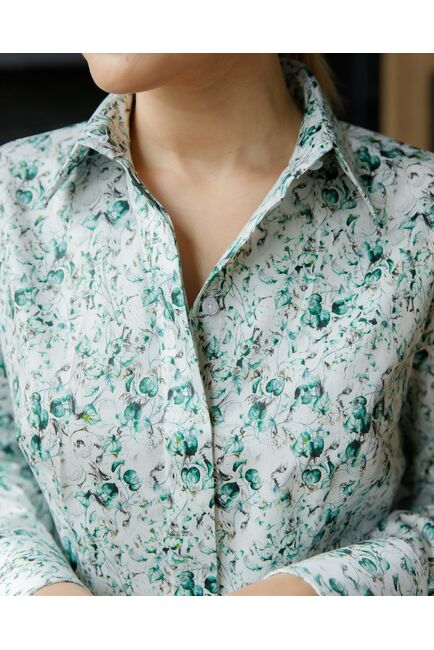 Женская рубашка-8687 в полуприталенном силуэте принт цветы под пуговицы от ByME 