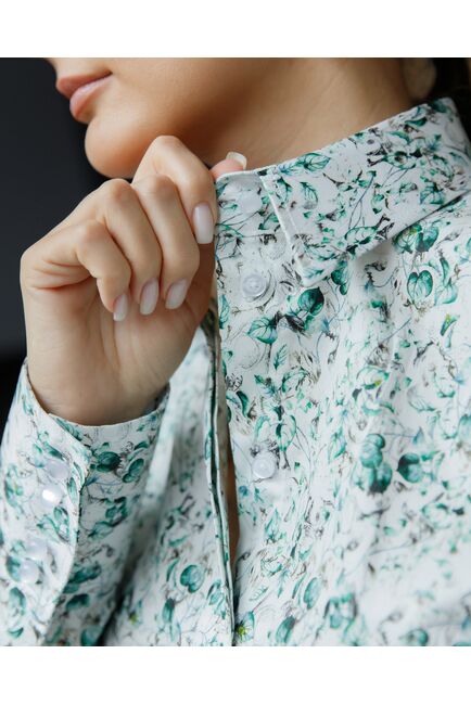 Женская рубашка-8687 в полуприталенном силуэте принт цветы под пуговицы от ByME 