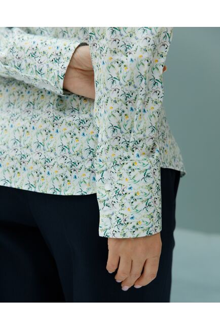 Женская рубашка вполуприталенном силуэте принт полевые цветы под пуговицы от byME 