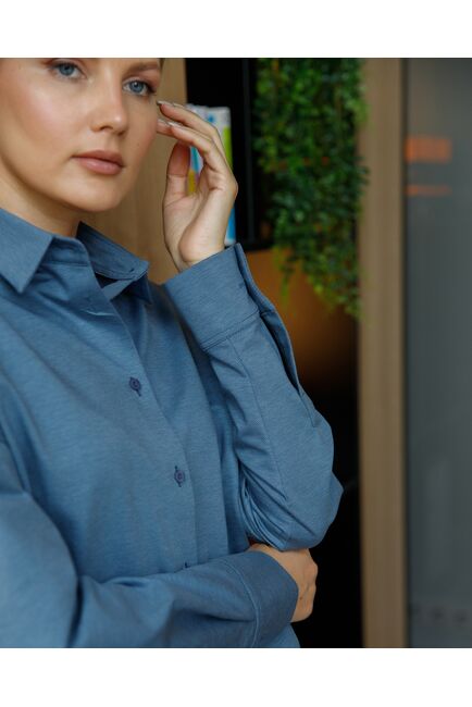 Женская рубашка-8695 в прямом силуэте с универсальной манжетой от byME 