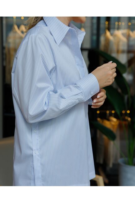 Женская рубашка в прямом силуэте в полоску с пуговицами по бокам с универсальной манжетой от byME 