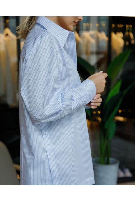 Женская рубашка в прямом силуэте в полоску с пуговицами по бокам с универсальной манжетой от byME 