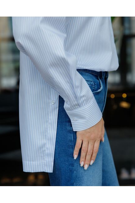 Женская рубашка в прямом силуэте в полоску с пуговицами по бокам с универсальной манжетой от byME 