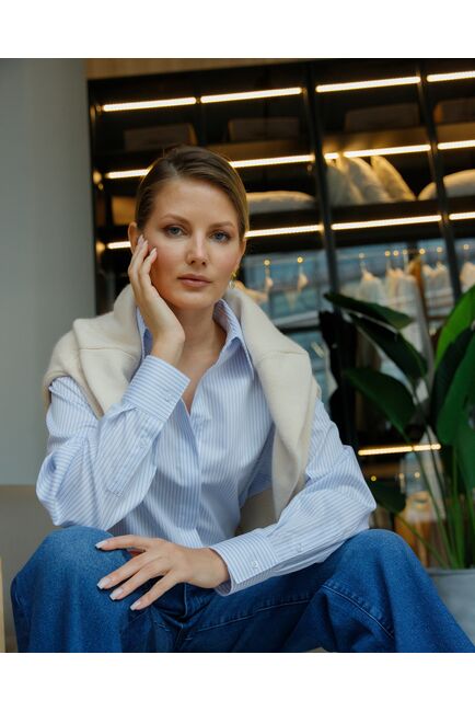 Женская рубашка в прямом силуэте в полоску с пуговицами по бокам с универсальной манжетой от byME 