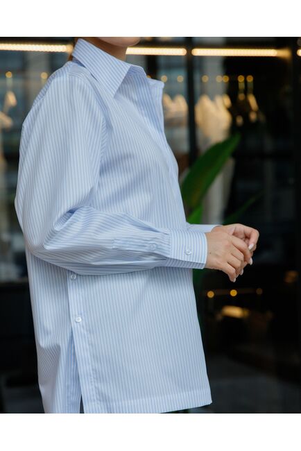 Женская рубашка в прямом силуэте в полоску с пуговицами по бокам с универсальной манжетой от byME 