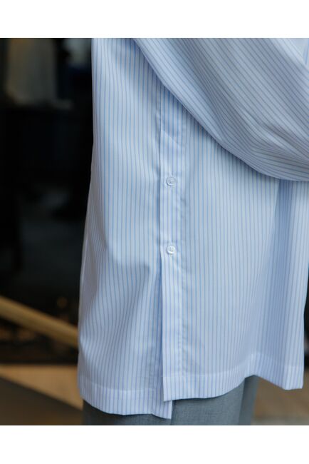 Женская рубашка в прямом силуэте в полоску с пуговицами по бокам с универсальной манжетой от byME 