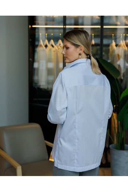 Женская рубашка в прямом силуэте в полоску с пуговицами по бокам с универсальной манжетой от byME 