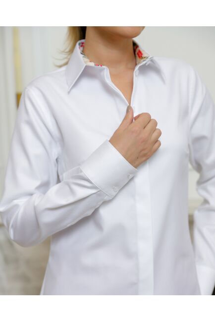 Женская рубашка из хлопка белая с отделкой снегири в кустах - 8722 от byME 