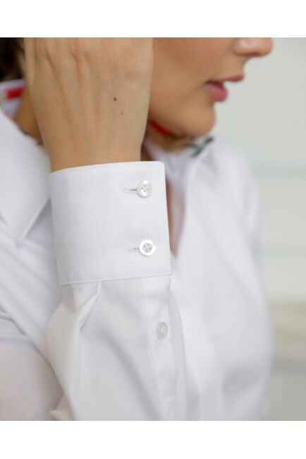 Женская рубашка из хлопка белая с отделкой снегири в кустах - 8722 от byME 