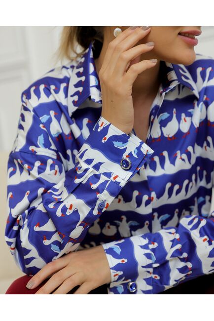 Женская рубашка из хлопка с принтом гуси на синем фоне - 8729 от byME 