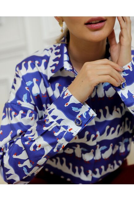 Женская рубашка из хлопка с принтом гуси на синем фоне - 8729 от byME 