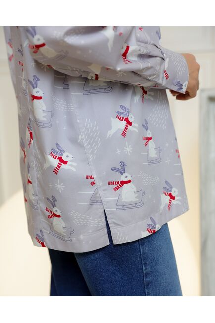 Женская рубашка из хлопка с универсальной манжетой с принтом зайцы на сером фоне -8733 от byME 